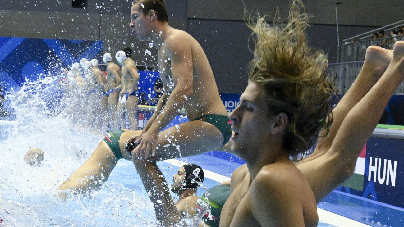 A medencébe ugranak a magyar válogatott játékosai a férfi vízilabdatorna döntőjében játszott Magyarország - Görögország mérkőzésen a fukuokai vizes világbajnokságon 2023. július 29-én.