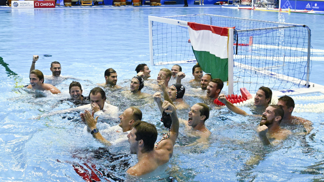 A magyar csapat ünnepli győzelmét a férfi vízilabdatorna döntőjében játszott Magyarország - Görögország mérkőzés végén a fukuokai vizes világbajnokságon 2023. július 29-én. A magyar férfi vízilabda-válogatott ötméteresek után 14-13-ra győzött a görög csapat ellen és aranyérmet nyert.