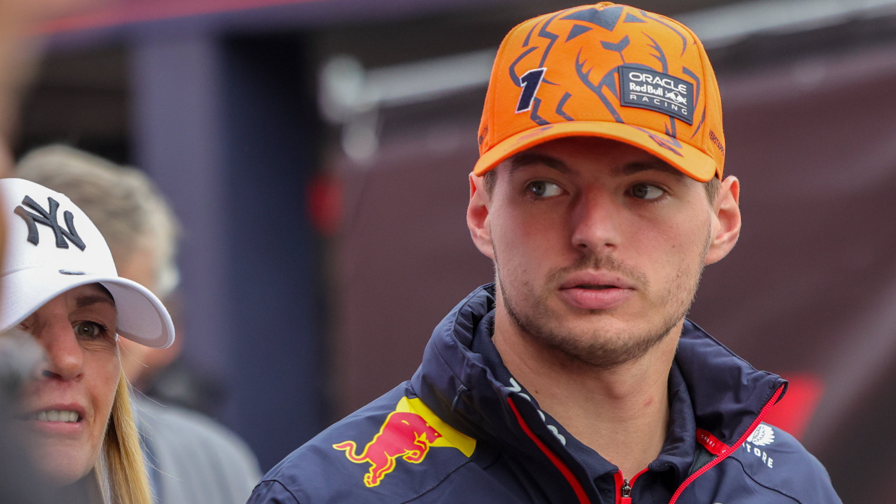 Max Verstappen, a Red Bull holland versenyzője érkezik a Forma-1-es autós gyorsasági világbajnokság Belga Nagydíjára a spa-francorchampsi pályán, Stavelot közelében 2023. július 30-án.