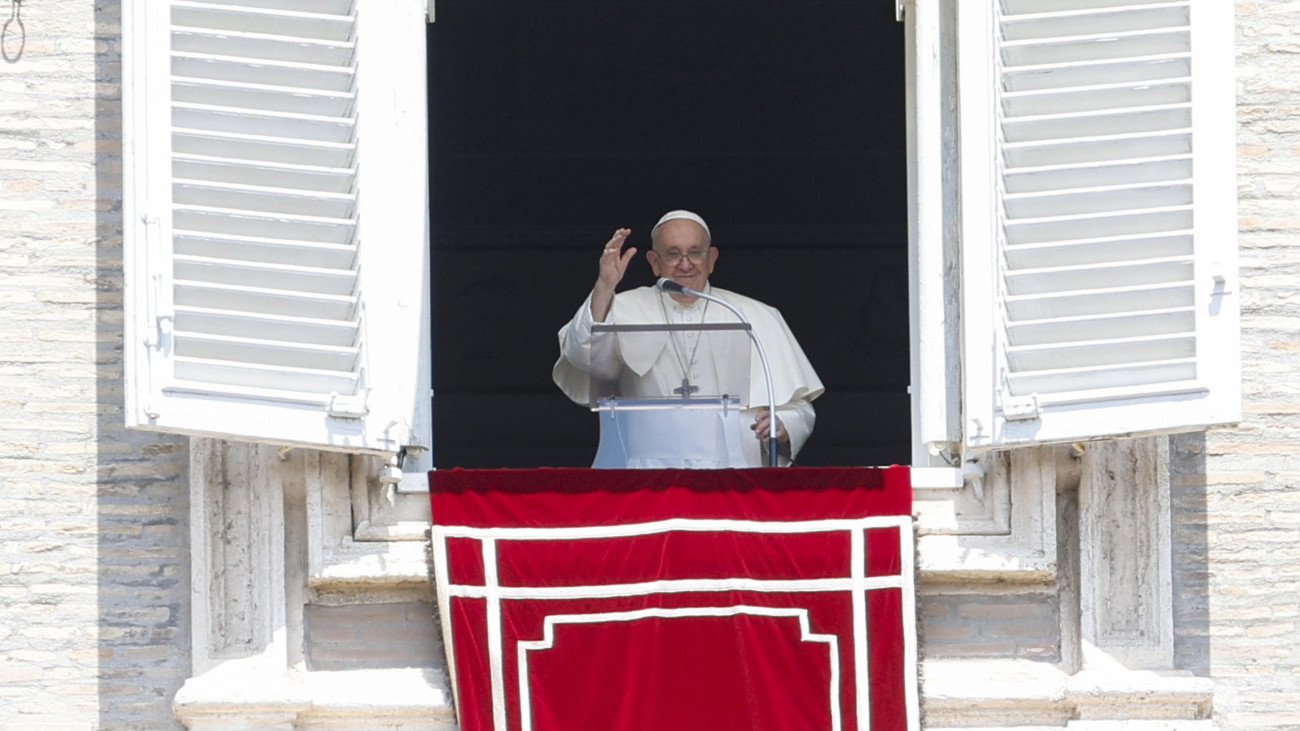 Ferenc pápa vasárnapi Angelus (Úrangyala) imádságot tart a vatikáni dolgozószobájának a Szent Péter térre néző ablakából Rómában 2023. július 30-án.