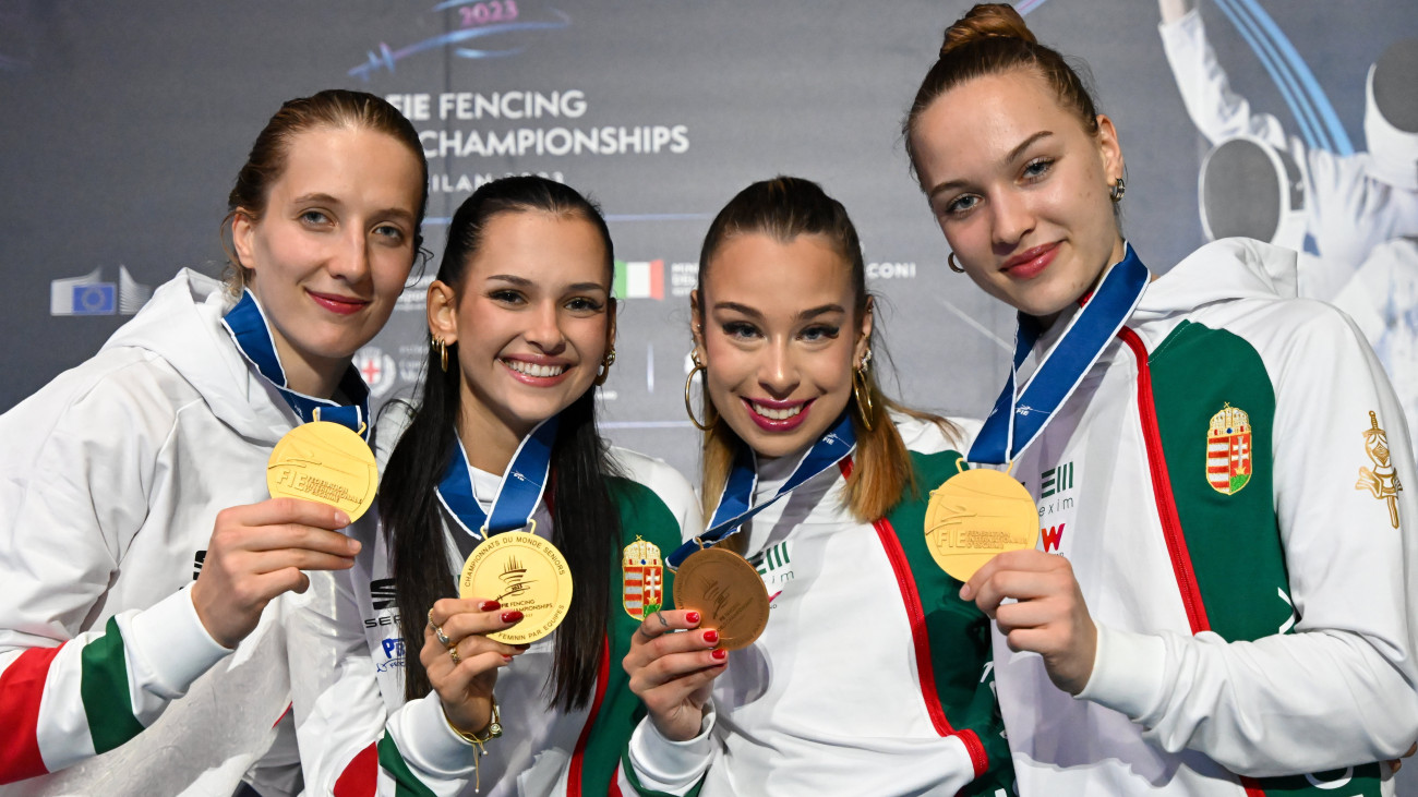 Márton Anna, Szűcs Luca, Pusztai Liza és Battai Sugár Katinka (b-j), az aranyérmes magyar csapat tagjai a női kardcsapatok versenyének eredményhirdetése után a milánói vívó-világbajnokságon 2023. július 30-án.