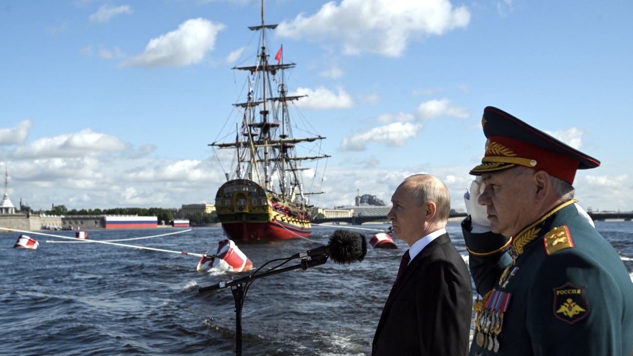 Vlagyimir Putyin orosz elnök (b) és Szergej Sojgu védelmi miniszter az orosz haditengerészet napján megtartott szokásos éves parádén Szentpéterváron 2023. július 30-án.