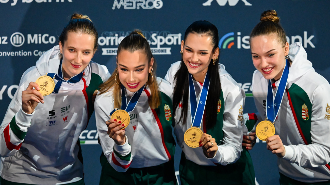 Márton Anna, Pusztai Liza, Szűcs Luca, és Battai Sugár Katinka (b-j), az aranyérmes magyar csapat tagjai a női kardcsapatok versenyének eredményhirdetésén a milánói vívó-világbajnokságon 2023. július 30-án.