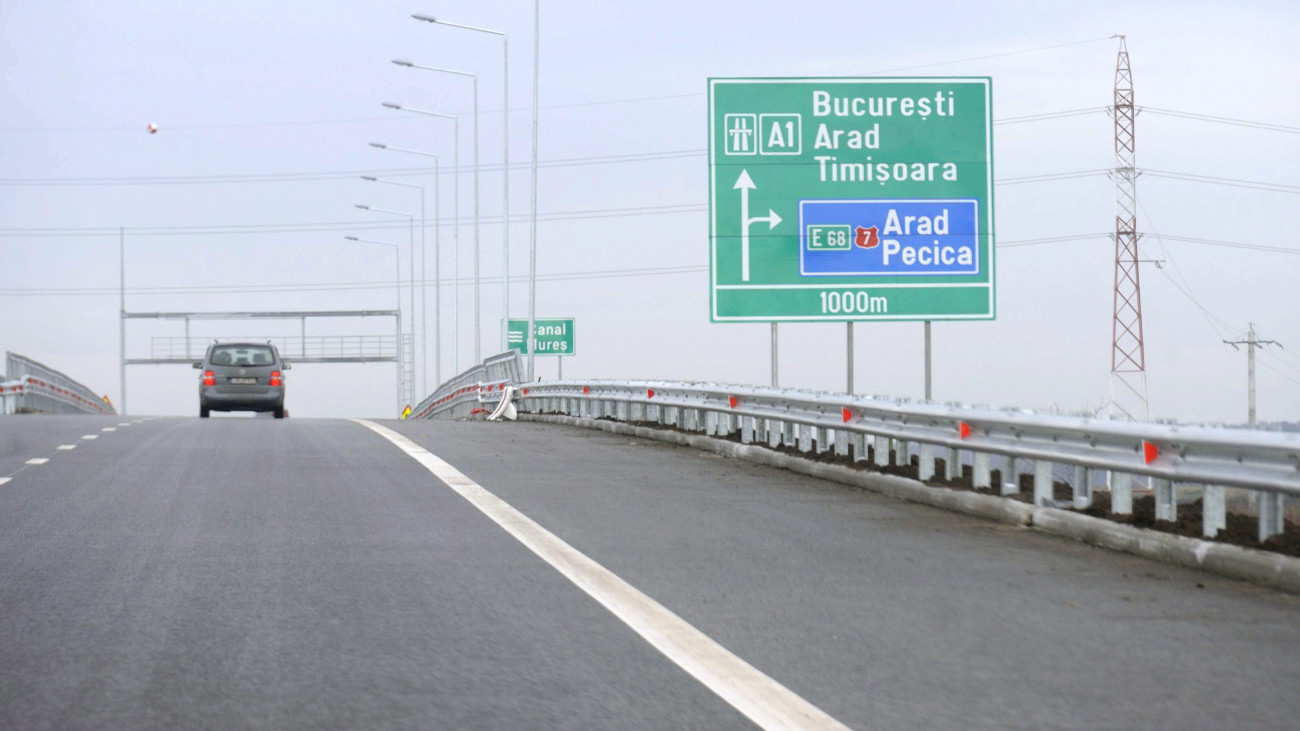 Egy jármű halad a romániai A1-es autópálya pécskai csomópontjánál 2014. december 20-án. 2014. december 19-én elindult a forgalom a magyarországi M43-as autópályához csatlakozó romániai A1-es sztráda Nagylak és Pécska közötti 22 kilométeres szakaszán.