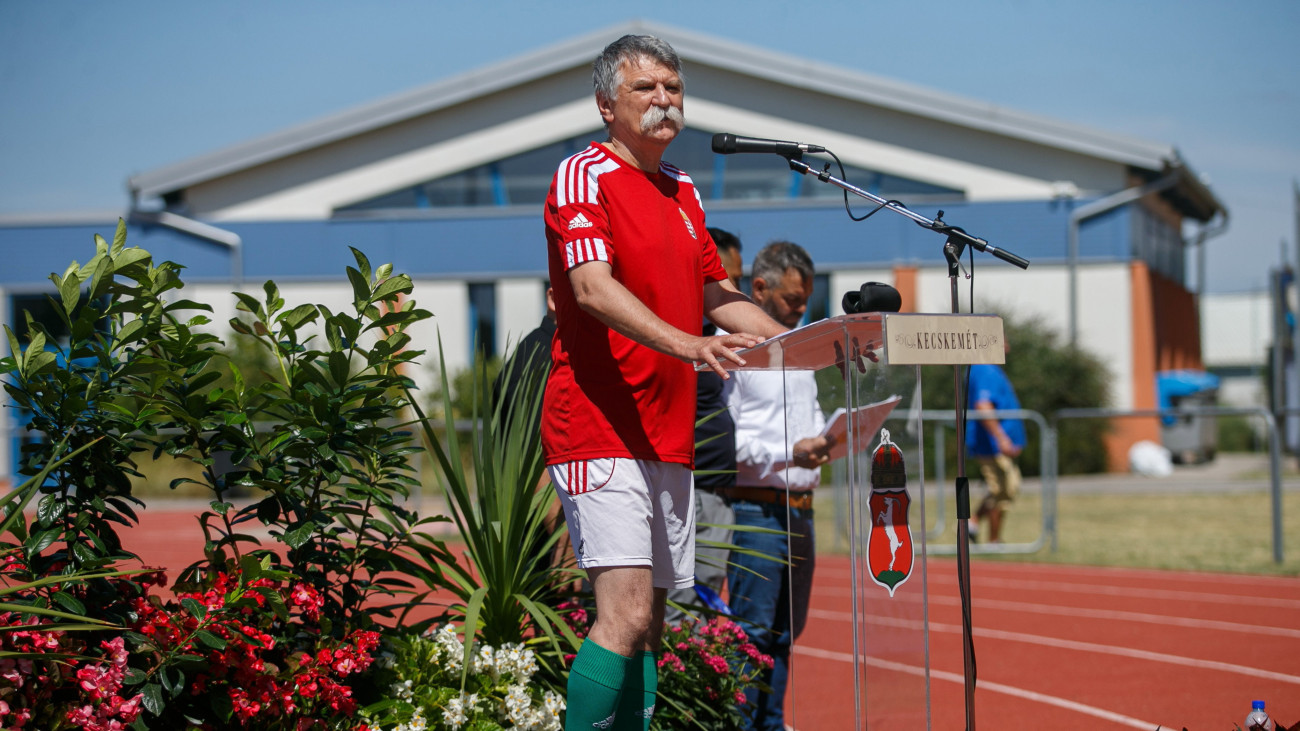 Kövér László, az Országgyűlés elnöke beszédet mond a 22. Gyermekotthonok Labdarúgó Európa Kupa döntőjének nyitóünnepségén Kecskeméten 2023. július 31-én.