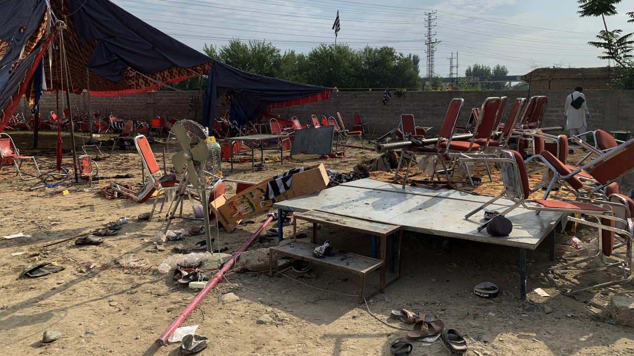 A pusztítás nyomai az Afganisztánnal határos pakisztáni Badzsaur körzetben, Hajber-Pahtunva tartományban elkövetett robbantásos merénylet után egy nappal, 2023. július 31-én. A Dzsamiat Ulema-i-Iszlam (JUI-F) pakisztáni konzervatív iszlamista párt rendezvényén elkövetett támadásban legkevesebb negyvennégy ember életét vesztette.