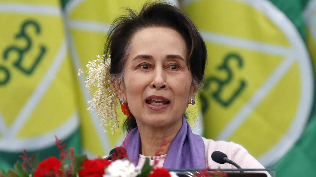 2020. január 28-án Najpjidóban készített kép a Nobel-békedíjas Aung Szan Szú Kjí volt mianmari vezetőről. A mianmari állami média közlése szerint 2023. augusztus elsején amnesztiában részesült a 78 éves Aung Szang Szú Kji, akit a 2021-es katonai hatalomátvétel idején vettek őrizetbe, majd több büntetőperben elítéltek.