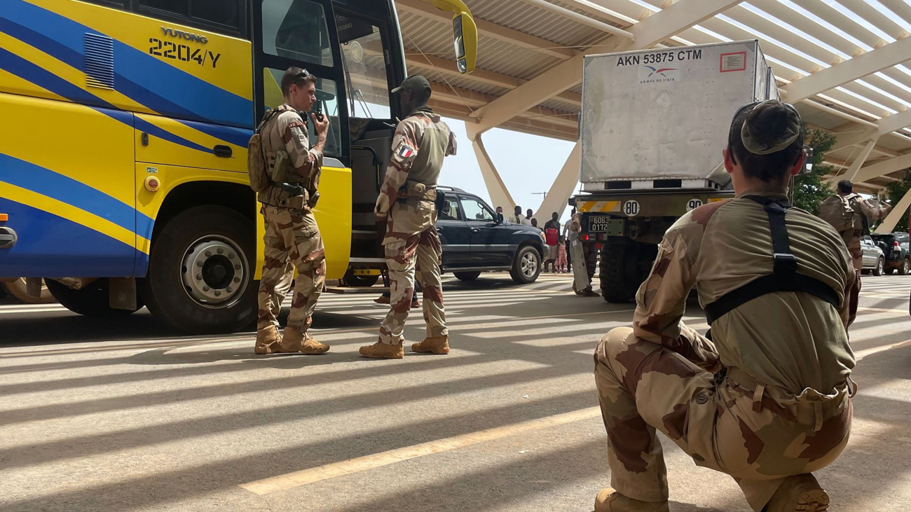 Francia állampolgárok evakuálását végző francia katonák a nigeri főváros, Niamey nemzetközi repülőterén 2023. augusztus 1-jén, amikor az afrikai országban július 26-án végrehajtott katonai hatalomátvétel miatt Franciaország katonai repülőgépekkel megkezdi állampolgárainak hazaszállítását.