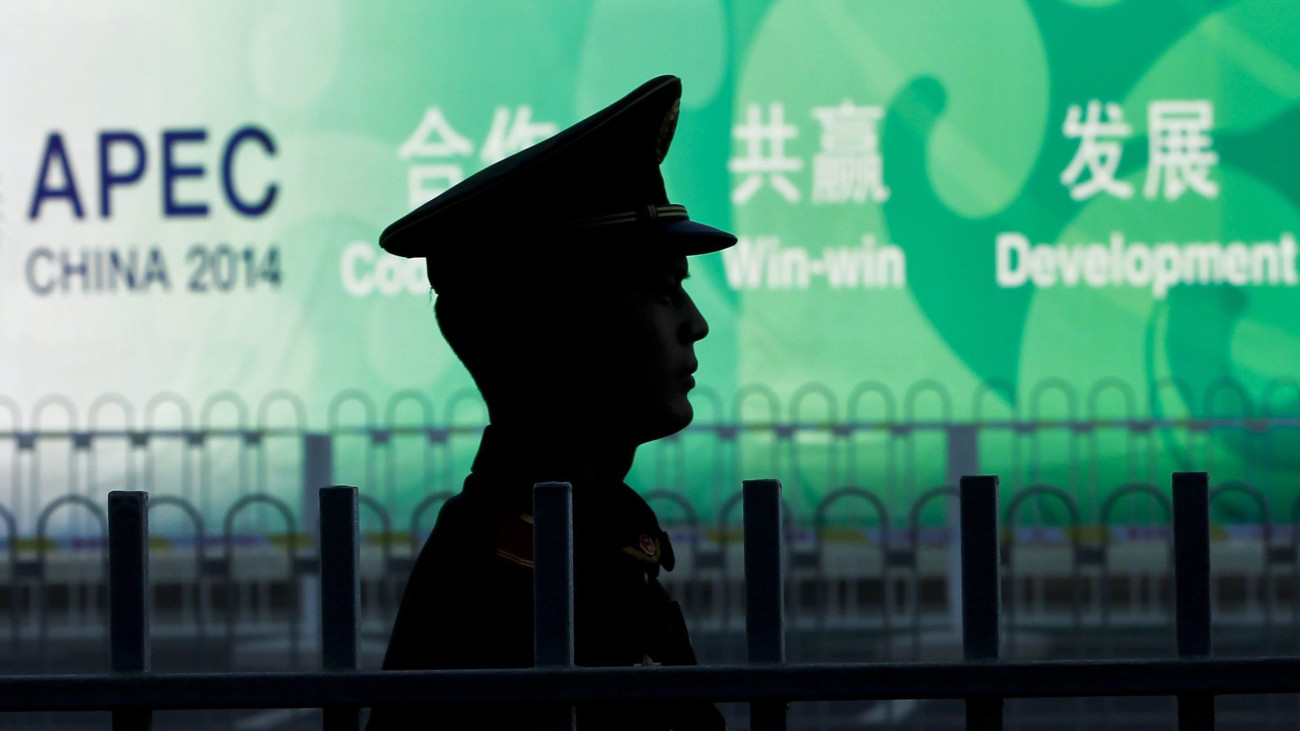 Peking, 2014. november 8.A kínai Népi Felszabadítási Hadsereg (PLA) egyik katonája őrségben az Ázsiai és Csendes-óceáni Gazdasági Együttműködés, az APEC kínai csúcstalálkozójának sajtóközpontja közelében Pekingben 2014. november 8-án. Az előző nap kezdődött APEC-csúcstalálkozó öt napon át tart a kínai fővárosban. (MTI/EPA/Narendra Sreszta)