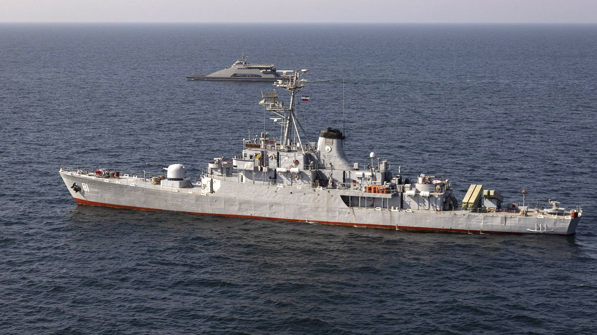 Az iráni hadsereg által közreadott képen az iráni haditengerészet Bajandor korvettje az Ománi-öbölben tartott iráni-kínai-orosz haditengerészeti gyakorlaton 2023. március 17-én.