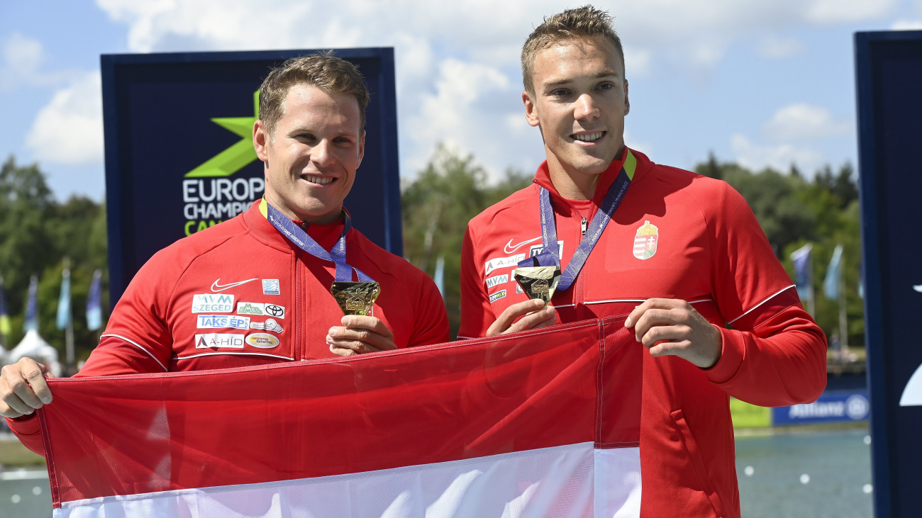 Nádas Bence (b) és Kopasz Bálint a férfi kajak kettes 500 méteres versenyének eredményhirdetésén a müncheni multisport Európa-bajnokságon 2022. augusztus 21-én.
