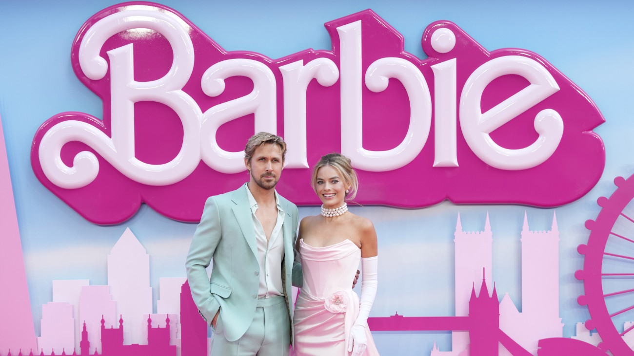 Margot Robbie ausztrál színésznő és Ryan Gosling kanadai színész a Barbie című film bemutatóján Londonban 2023. július 12-én. Az első élőszereplős Barbie-filmet az amerikai Greta Gerwig rendezte.