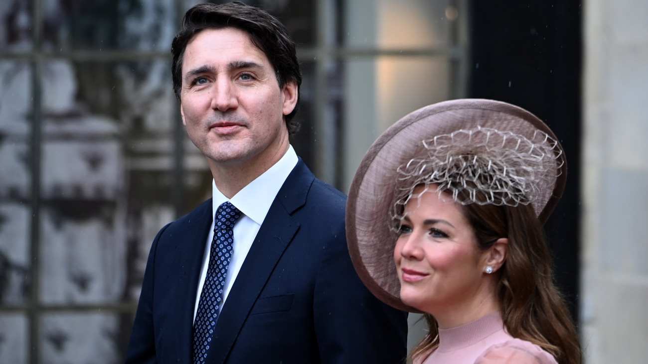 Justin Trudeau kanadai miniszterelnök és felesége, Sophie Gregoire Trudeau érkezik III. Károly brit király koronázására a londoni Westminster-apátságba 2023. május 6-án