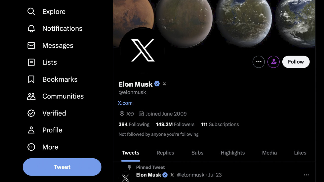 A Twitter amerikai internetes közösségi portál és mikroblog-szolgáltatás tulajdonosa, Elon Musk Twitter-fiókja a vállalat új logójával New Yorkban 2023. július 24-én, miután a milliárdos üzletember bejelentette, hogy megkezdődött a Twitter logó- és arculatváltással járó átalakításása X-szé. Musk 2022 őszén vásárolta meg a portált 44 milliárd dollárért. Az eddig Twitter néven működő közösségi hálózat anyavállalatának nevét és cégformáját a tulajdonos már korábban Twitter Inc.-ről X Corp.-re változtatta.
