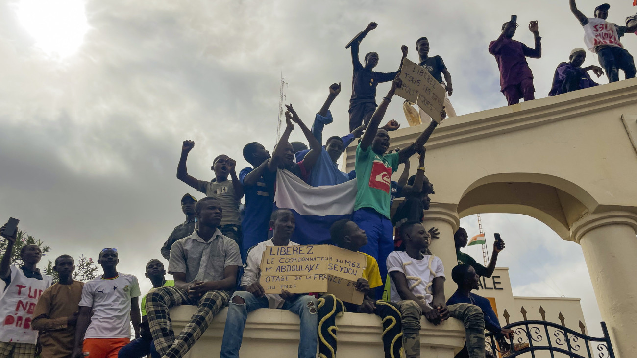 A puccsot végrehajtó Amadou Abdramane ezredes támogatói az ország függetlenségéért és a külföldi beavatkozás ellen rendezett tüntetésen Niger fővárosában, Niameyben 2023. augusztus 3-án. Az afrikai országban katonai hatalomátvétel történt július 26-án.