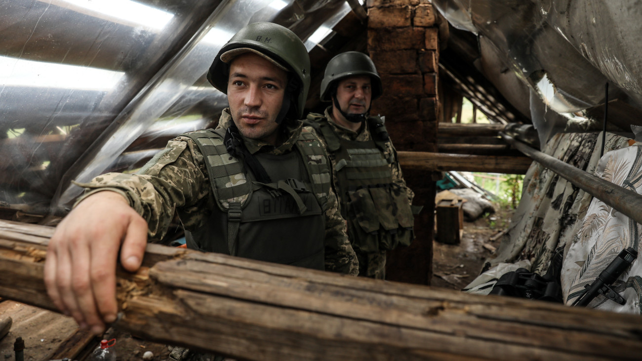 Ukrán katonák egységük állásában, a kelet-ukrajnai Donyecki területen húzódó fronton 2023. július 14-én, az Ukrajna elleni orosz háború alatt.