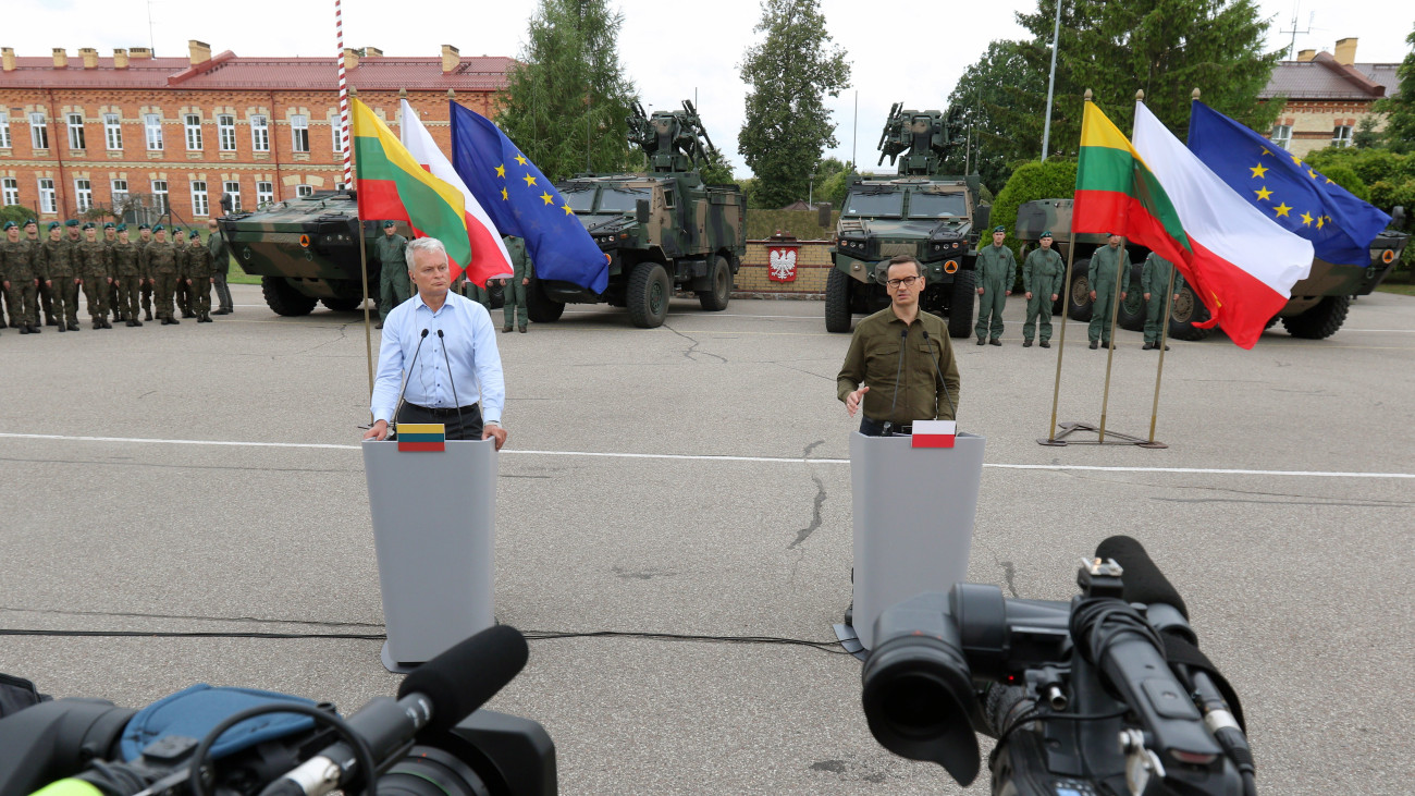 Gitanas Nauseda litván elnök (b) és Mateusz Morawiecki lengyel kormányfő sajtótájékoztatót tart az északkelet-lengyelországi Suwalkiban 2023. augusztus 3-án.