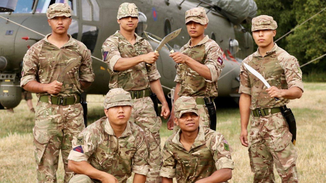 Gurka katonák híres harci késükkel a kukrival. Forrás: Twitter/Gurkha Brigade
