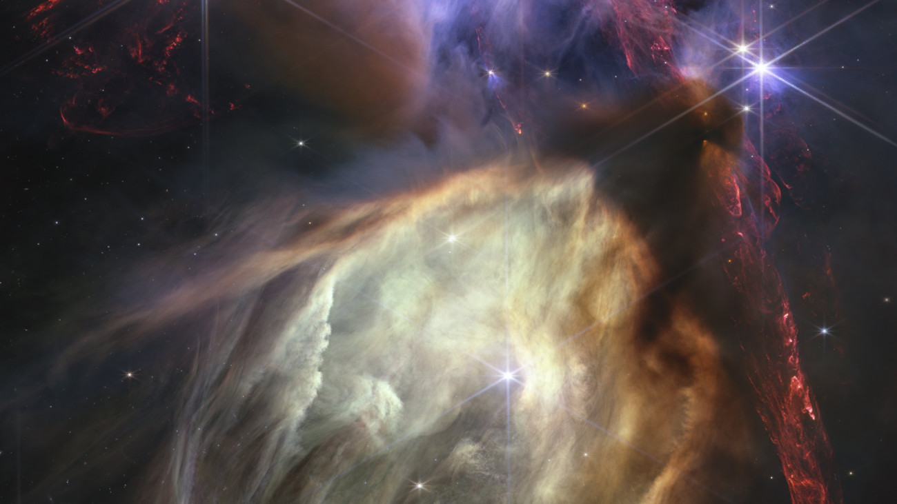A NASA James Webb-űrtávcsövének 2023. július 12-én közreadott felvétele a Ró Ophiuchi csillagbölcsőről a Földtől mintegy 390-500 fényév távolságra, a Kígyótartó (Ophiuchus) csillagképben. A James Webb-űrteleszkópot 2021. december 25-én indították útnak az Európai Űrügynökség, az ESA koroui űrközpontjából. Az eszköz 2022. július 12-én készítette el az első teljes értékű infravörös képeit, a színpompás felvételt az űrtávcső működése első évfordulójának alkalmából közölték. A kék terület (IC 4604) úgynevezett reflexiós köd, ahol a gáz- és porfelhők visszaverik a csillagok kék fényét. A sárgás terület (IC 4606) szintén reflexiós köd, amely a vörös szuperóriás csillag, az Antares fényét veri vissza. A sötét régiókat nagy anyagsűrűség jellemzi, ezért itt a legnagyobb a valószínűsége a csillagok formálódásának.
