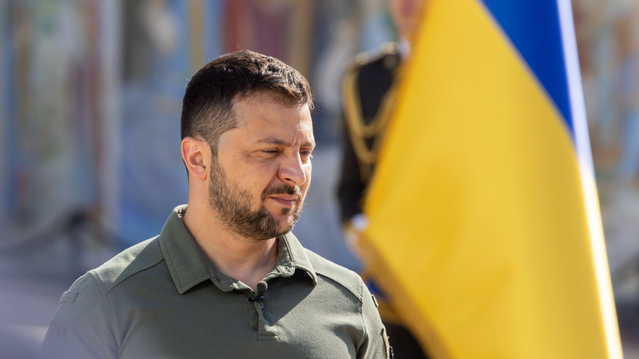 Az ukrán elnöki sajtószolgálat által közreadott képen Volodimir Zelenszkij ukrán elnök beszédet mond az ukrán államiság napja alkalmából a kijevi Szent Mihály székesegyház előtti téren tartott ünnepségen Kijevben 2023. július 28-án. Zelenszkij 2021. augusztus 24-én, Ukrajna függetlensége kikiáltásának harmincadik évfordulóján hirdette ki, hogy ezentúl az ukrán államiságnak is lesz nemzeti ünnepe, július 28-án.