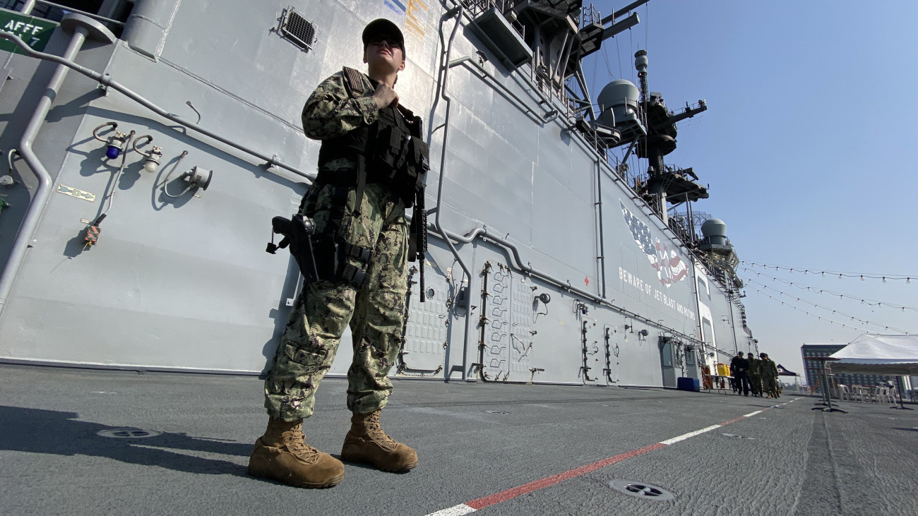 Amerikai haditengerész a USS America (LHA-6) amerikai helikopterhordozó hadihajó fedélzetén, a manilai kikötőben 2023. március 21-én. A Fülöp-szigetek és az Egyesült Államok védelmi együttműködési megállapodásának (EDCA) értelmében az amerikai hadsereg további négy támaszpontot használhat az ázsiai szigetországban.