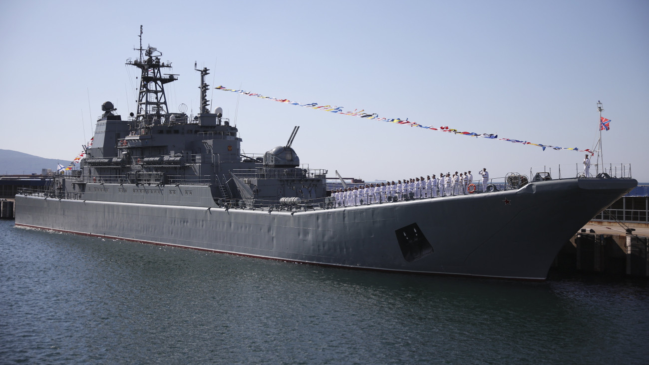 Az Olenyegorszkij Gornyak orosz hadihajó az oroszországi Novorosszijszk kikötőjében 2023. augusztus 4-én. Az orosz védelmi minisztérium szerint az éjjel az Olenyegorszkij Gornyak és egy másik hadihajó elhárította az ukrán hadsereg két tengeri drónnal megkísérelt támadását a fekete-tengeri haditengerészeti támaszpont ellen.