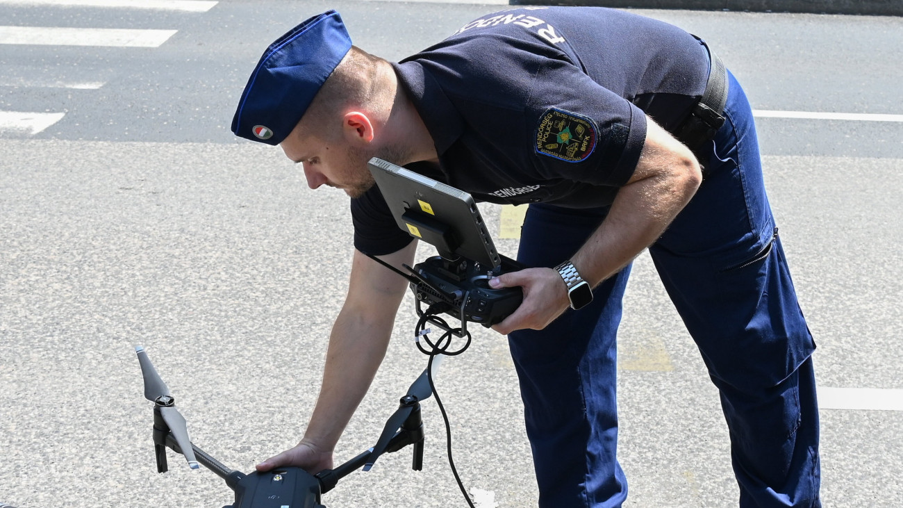 Drónt készülnek felengedni a rendőrségi drónok használatáról tartott sajtótájékoztatón az V. kerületi Deák Ferenc téren 2023. augusztus 4-én. Az idén már 2400 esetben használt a rendőrség drónokat, ebből 1100 esetben közlekedési szabályszegőkkel szemben vetette be az eszközöket.
