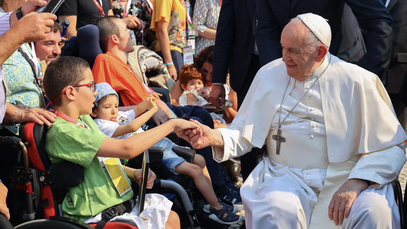A lisszaboni katolikus Ifjúsági Világtalálkozó alkalmából Portugáliában tartózkodó Ferenc pápa mozgássérült gyermekeket köszönt a Jelenések kápolnájából távozóban a fátimai Mária-kegyhelyen 2023. augusztus 5-én.