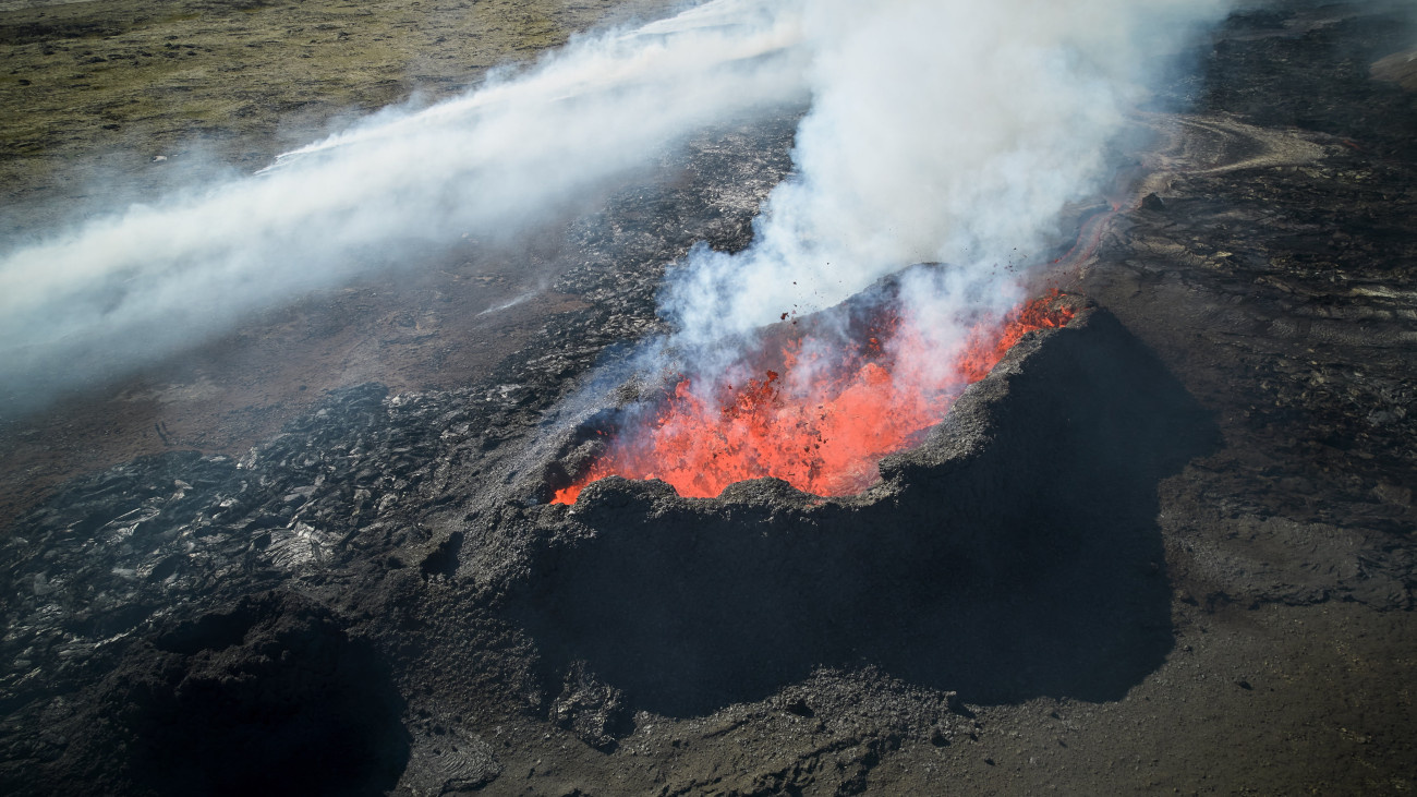 Lávát lövell ki a Fagradalsfjall tűzhányó krátere az izlandi Reykjanes-félszigeten magasodó Litli-Hrútur-hegy közelében 2023. július 13-án. A hatóságok lezárták a lávafolyamhoz vezető túraösvényt, mert több kiváncsiskodó is felkapaszkodott a kráter közelébe.