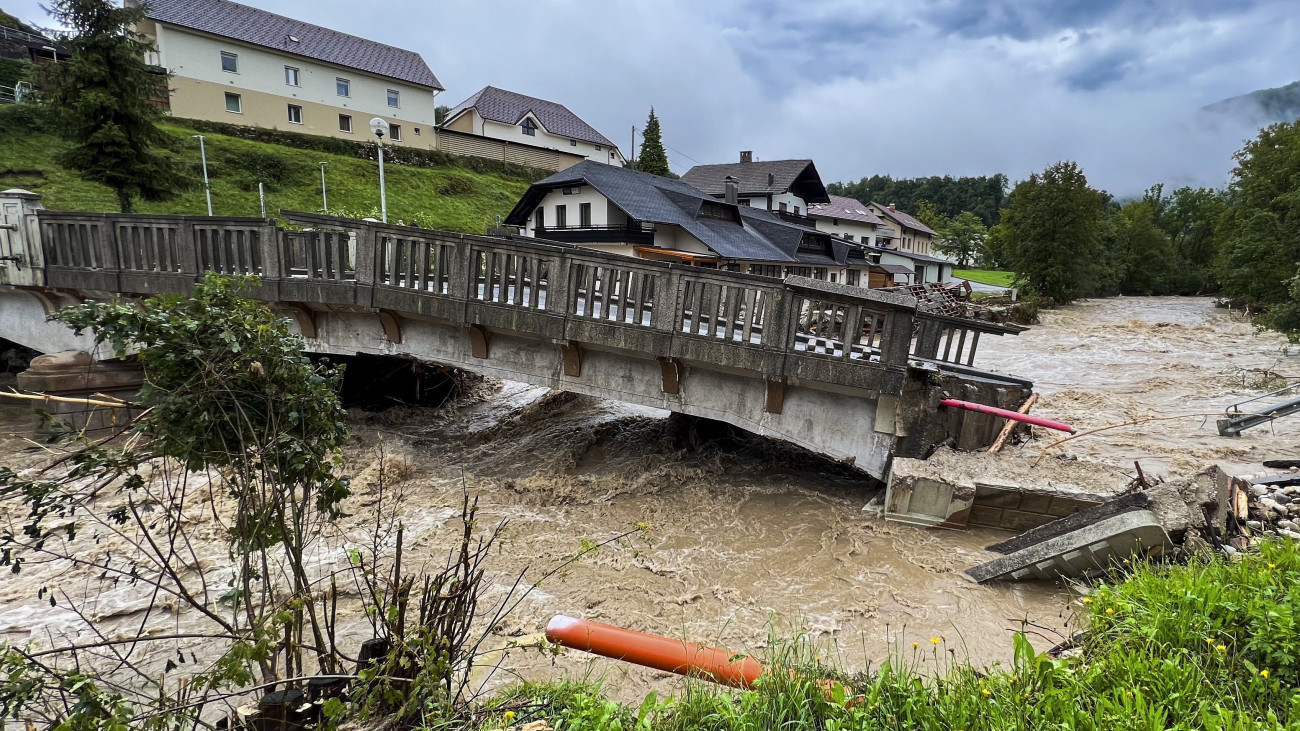 Árvíz lerombolta híd a szlovéniai Kamnik környékén fekvő faluban, Stahovicában 2023. augusztus 5-én. A szlovén kormányfő szerint az országot történetének legsúlyosabb természeti katasztrófája sújtja, a heves viharokban és áradásokban négy ember életét vesztette, és akár 500 millió euró kár is keletkezhetett.