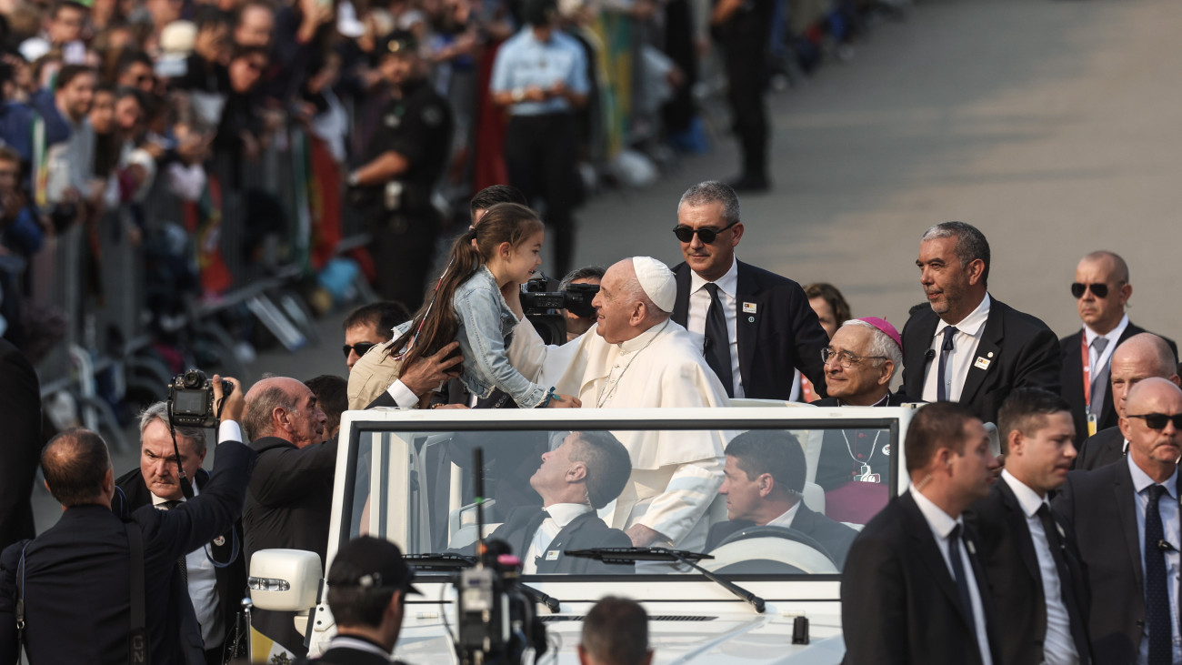 A lisszaboni katolikus Ifjúsági Világtalálkozó alkalmából Portugáliában tartózkodó Ferenc pápa a fátimai Mária-kegyhelyre érkezik 2023. augusztus 5-én.