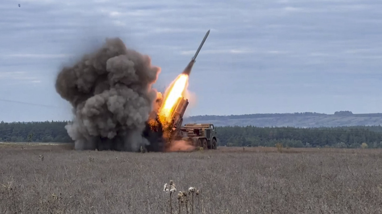 Az orosz védelmi minisztérium sajtószolgálata által 2022. november 24-én közreadott videóról készített felvételen Uragan orosz rakéta sorozatvető-rendszerrel tüzelnek a kelet-ukrajnai Donyecki területen.