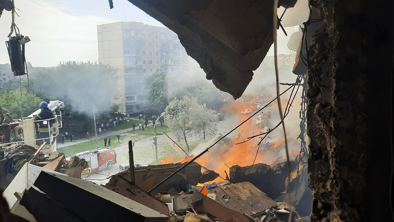 Az ukrán belügyminisztérium sajtóirodája által közreadott kép a legutóbbi orosz rakétatámadásban megsemmisült lakóház maradványairól a dél-ukrajnai Krivij Rih belvárosában 2023. július 31-én. A támadás következtében ketten életüket vesztették, 25 ember megsebesült.