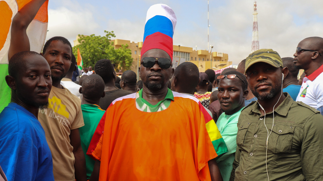 A puccsistákat támogató tüntetés egyik résztvevője a felsőtestén nigeri zászlót, a fején orosz nemzeti színű kalapot visel a nigeri fővárosban, Niameyben 2023. augusztus 3-án. A tüntetők a Nyugat-afrikai Államok Gazdasági Közössége (ECOWAS) által bevezetett szankciók ellen tiltakoztak és a francia haderő kivonását követelték az országból. A katonai hatalomátvételt július 26-án hajtották végre Nigerben.