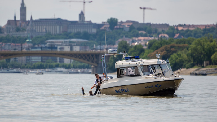 Gyerekek a Dunában Budapestnél, száguldottak a vízirendőrök