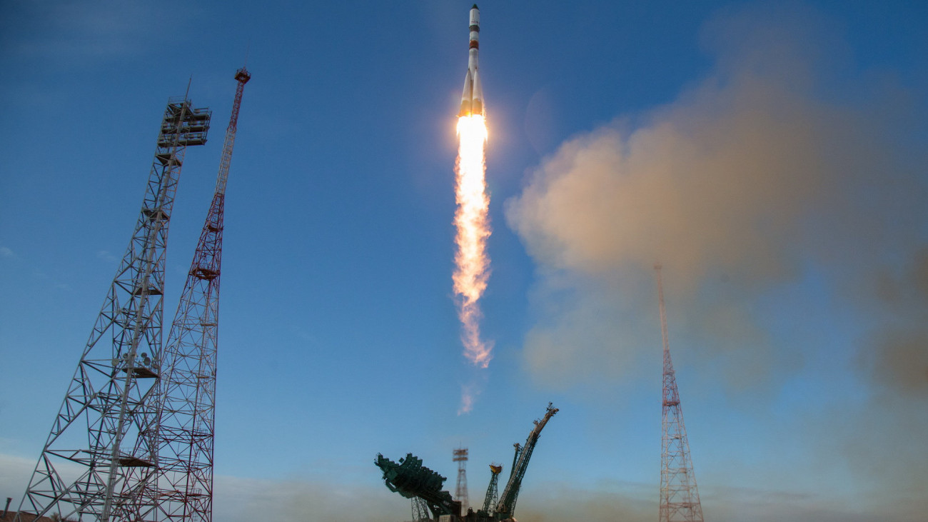 A Roszkozmosz Orosz Szövetségi Űrügynökség által közreadott képen felbocsátják a Szojuz-2.1a orosz hordozórakétával összekapcsolt Progressz MSZ-14 teherűrhajót a bajkonuri űrközpontból 2020. április 25-én. A Progressz több mint két tonna rakományt, köztük élelmiszert, vizet és üzemanyagot szállít a Föld körül keringő Nemzetközi Űrállomásra.
