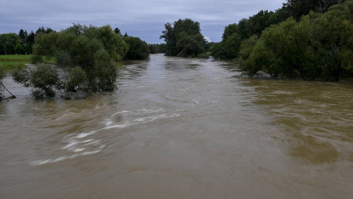 Rekordközeli vagy azt megdöntő vízállások mellett védekeznek a folyók áradásával szemben - a nap hírei