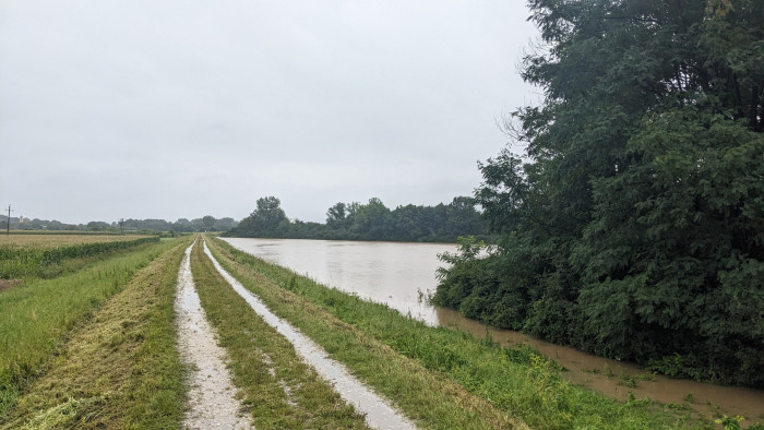 Országszerte csaknem 200 kilométeren van árvízvédelmi készültség - a nap hírei