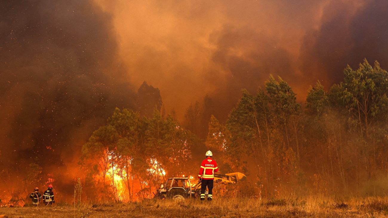 Erdőtüzet oltanak tűzoltók a dél-portugáliai Odemira térségében 2023. augusztus 7-én. A két nappal korábban keletkezett tűz miatt négy környékbeli település lakóit ki kellett költöztetni.