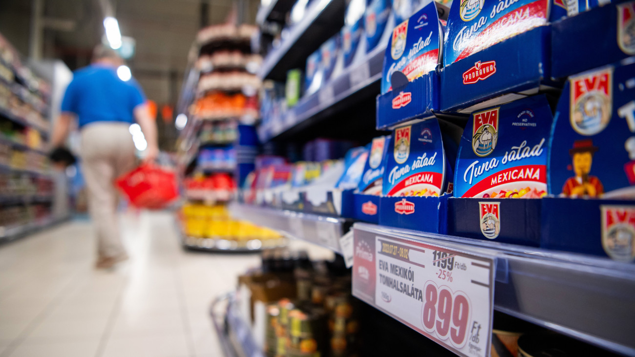 A kötelező akciózásban szereplő termék ártáblája egy budapesti CBA üzletben 2023. augusztus 1-jén. A Gazdaságfejlesztési Minisztérium közlése szerint a kormány folytatja az inflációcsökkentő intézkedéseket. Augusztus 1-jétől 15 százalékra nő a kötelező élelmiszerár-akciózás mértéke és bővül az akciózásra kijelölt élelmiszerek köre is.