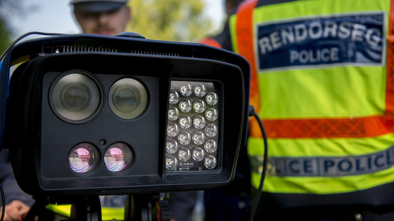 Rendőrök a Véda automata közlekedés-ellenőrzési rendszer egyik sebességmérőjével a 6-os főúton, Pécs határában 2016. április 21-én. Csaknem kilencszáz magyarországi helyszínen ellenőrzi a rendőrség a sebességhatár túllépését reggel hat óra óta 24 órán keresztül a Speedmarathon nemzetközi akció keretében.
