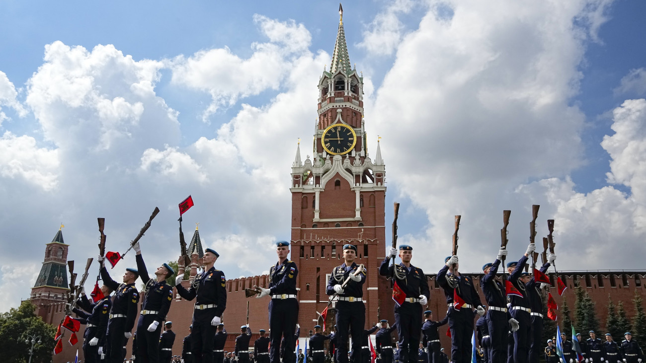 Orosz légi deszantosok bemutatója a moszkvai Vörös téren, a Kreml Szpasszkij-tornya előtt a légi deszantosok és Szent Illés próféta napjának alkalmából 2023. augusztus 2-án. Az ejtőernyős fegyvernemet 93 évvel korábban hozták létre a Szovjetunióban.