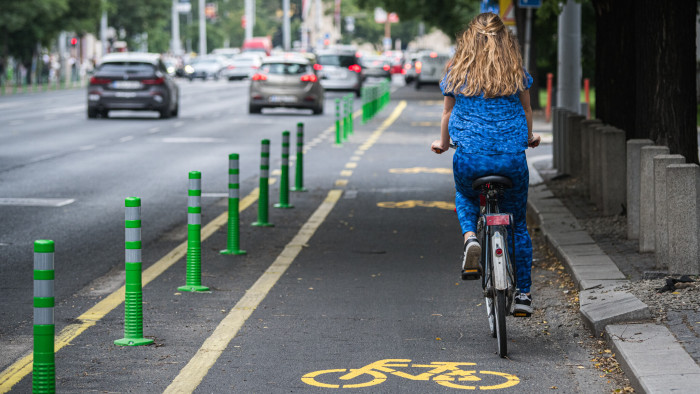 A fővárosi taxisok sem szívlelik a bójás biciklisávokat