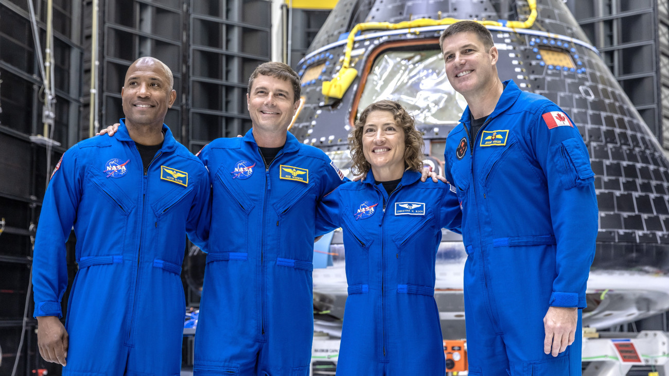Victor Glover, Reid Wiseman, Christina Hammock Koch amerikai és Jeremy Hansen kanadai űrhajós (b-j) a NASA Artemis-2 nevű Hold-programjának részeként épülő Orion űrhajó előtt, a Neil Armstrong Operations épületben, a Cape Canaveral-i Kennedy Űrközpontban 2023. augusztus 8-án. A négy asztronauta az Orion űrhajóval a tervek szerint négy tíznapos űrutazást tesz majd a Hold körül.