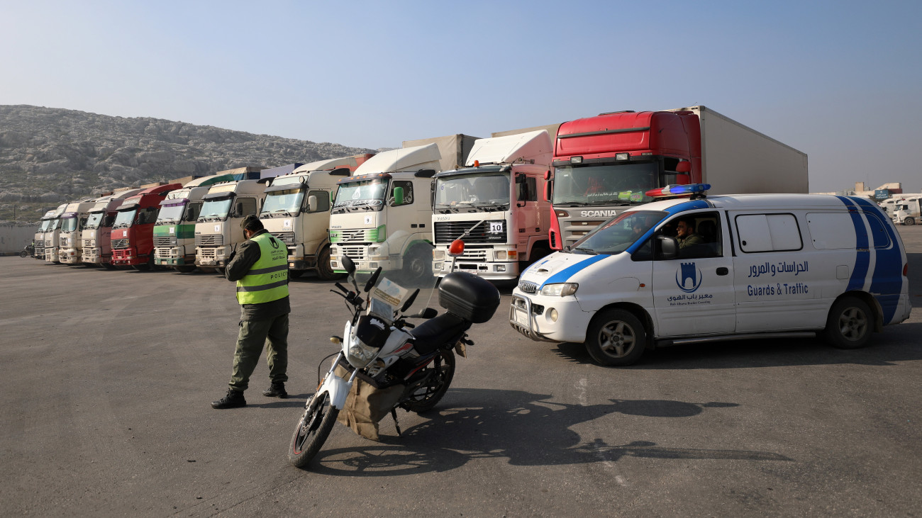 Segélyszállítmánnyal megrakott kamionok sorakoznak az északnyugat-szíriai Idlib tartományban, miután átlépték a török-szíriai Báb al-Hava határátkelőn 2023. január 10-én. Az ENSZ Biztonsági Tanácsa január 9-én egyhangúlag elfogadta a lázadók által ellenőrzött északnyugat-szíriai tartományokba történő segélyszállítás határokon átnyúló mechanizmusának további hat hónapra való megújítását, egy nappal a lejárat előtt.