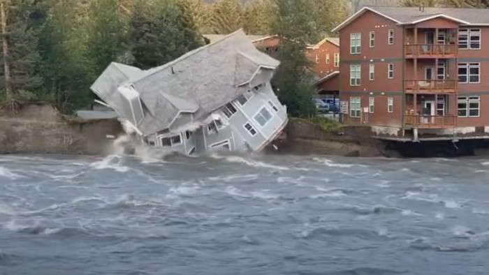A folyóba omlanak a házak Alaszkában az árvíz miatt – videó