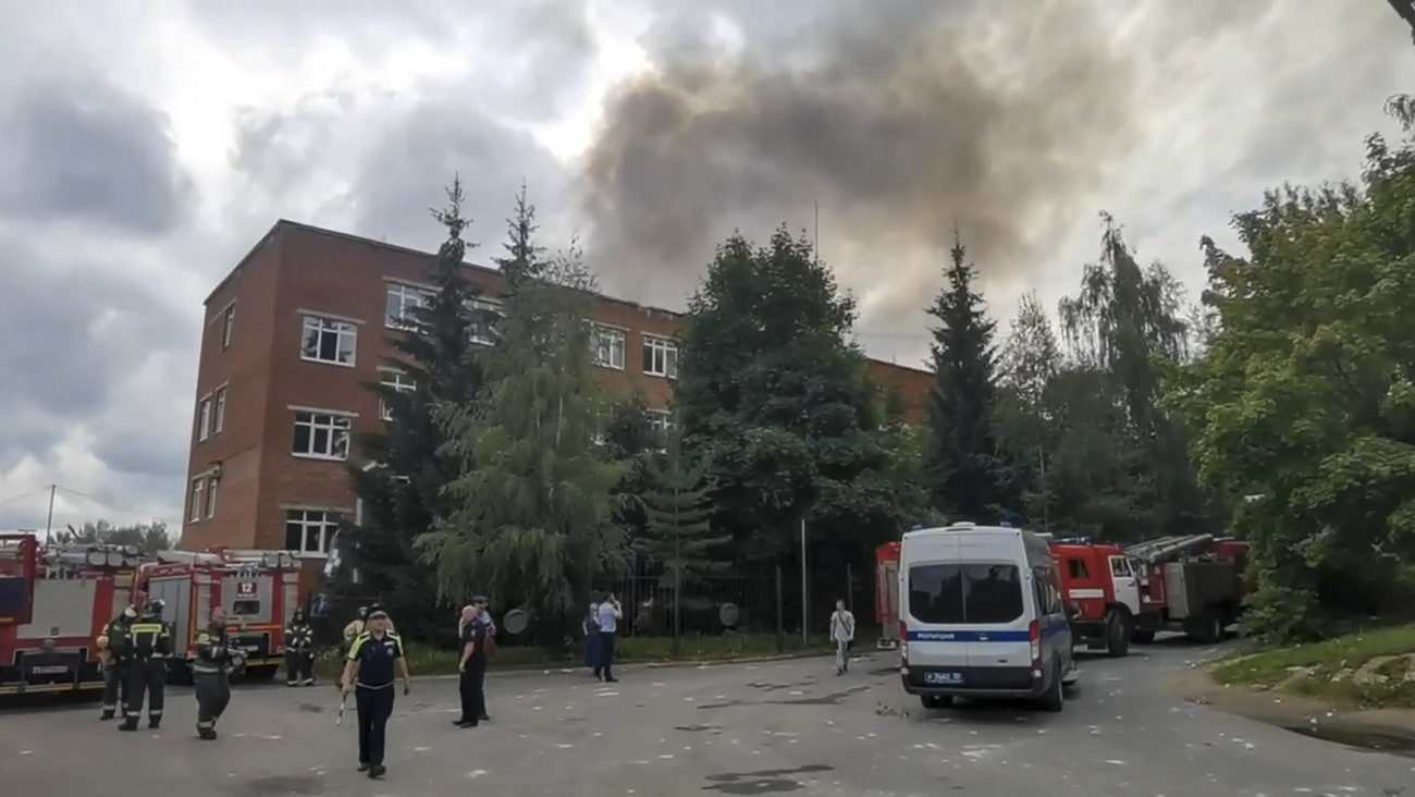 A Moszkva megyei Szergijev Poszad város hivatalának Telegram-castornája által közreadott, videófelvételről készített képen füst tör a magasba a Zagorszki Optikai és Mechanikai Üzem pirotechnikai termékek raktárából egy robbanást követően 2023. augusztus 9-én. A detonáció oka az előzetes vizsgálat szerint a technológiai folyamatok megsértése volt, a balesetben legkevesebb 31 ember megsebesült. Hírügynökségi jelentések szerint a hatóságok kizárták a dróncsapás lehetőségét.