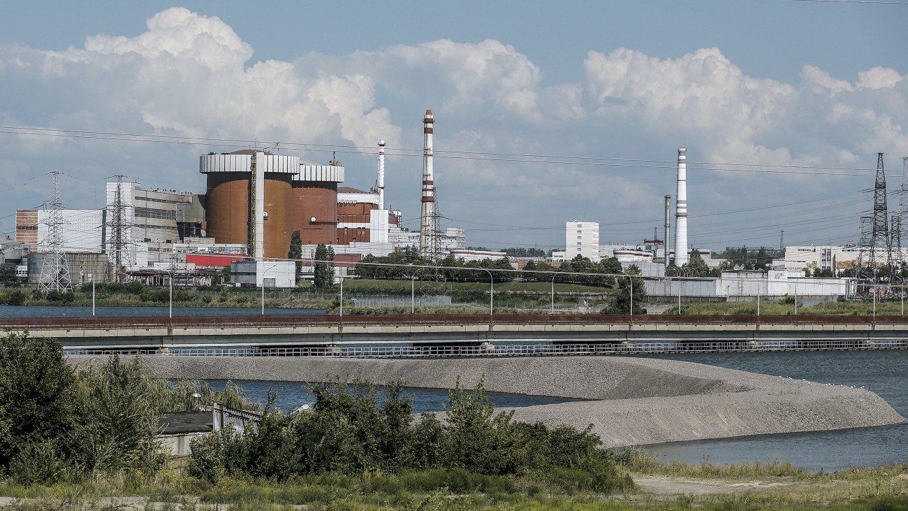 Az ukrán állami atomenergiaipari vállalat, az Enerhoatom üzemeltette dél-ukrajnai atomerőmű (Pivdennoukrajinszka atomna elektrosztancija) a Mikolajivi területen fekvő Juzsnoukrajinszk város közelében 2023. augusztus 7-én. A Déli-Bug folyó partján épült erőműben három, egyenként 1000 megawatt beépített teljesítményű reaktorblokk üzemel. 2022-ben a dél-ukrajnai létesítmény szolgáltatta az ország áramtermelésének mintegy tíz százalékát. Ukrajna négy atomerőművéből jelenleg három állít elő energiát: a dél-ukrajnai mellett a hmelnickiji és a rivnei, mivel július végére biztonsági okból leállították a termelést az orosz ellenőrzés alatt álló zaporizzsjai erőmű mind a hat blokkjában.