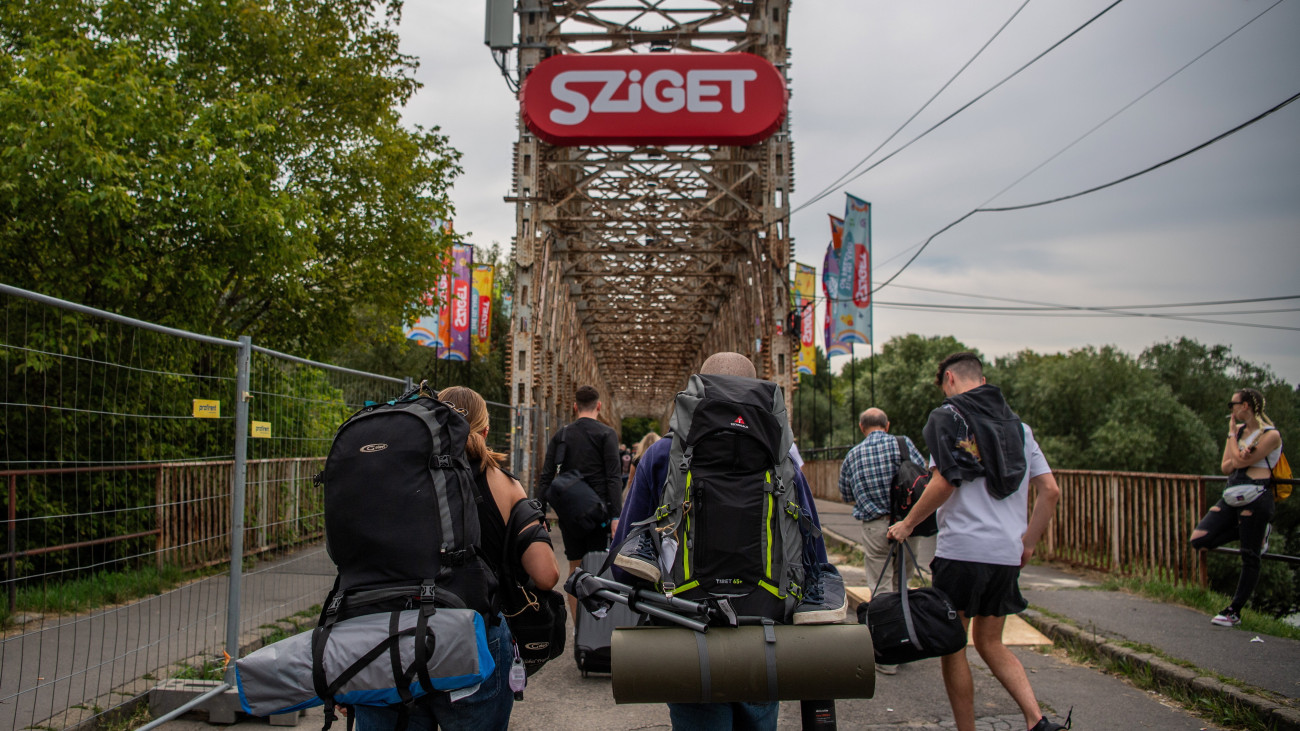 A 29. Sziget fesztiválra tartó fiatalok érkeznek a K-hídon az óbudai Hajógyári-szigetre 2023. augusztus 9-én. Az idei fesztivált augusztus 10. és 15. között rendezik meg, amelyen több mint ötven programhelyszín lesz, 62 ország művészei lépnek fel különböző műfajokban és csaknem kétszáz magyar résztvevő lesz.MTI/Balogh Zoltán