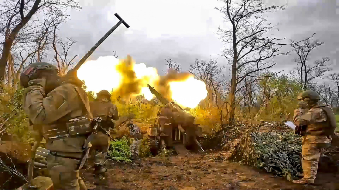 Az orosz védelmi minisztérium által 2023. augusztus 8-án közreadott videóról készített képen orosz tüzérek ágyúval lövik az ukrán állásokat egy meg nem nevezett helyszínen.